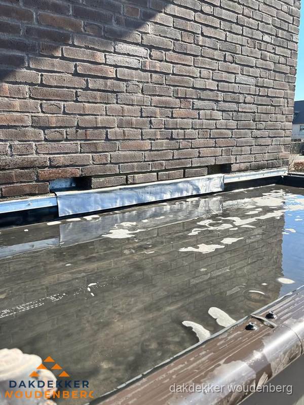 Stilstaand water op plat dak door slechte afwatering in Woudenberg Stilstaand water op plat dak door slechte afwatering in Woudenberg