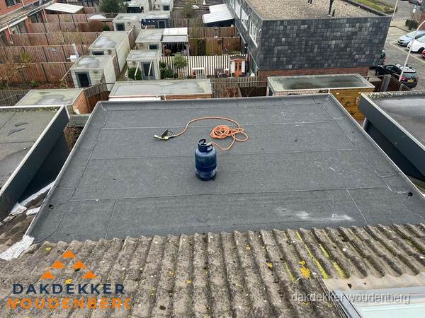 Plat dak met bitumen dakbedekking en brander in Woudenberg Plat dak met bitumen dakbedekking en brander in Woudenberg