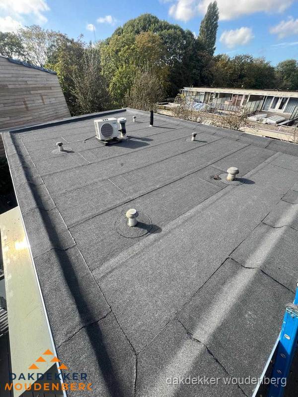 Kosten dakdekker: afgewerkt plat bedrijfsdak met bitumen in Woudenberg Kosten dakdekker: afgewerkt plat bedrijfsdak met bitumen in Woudenberg