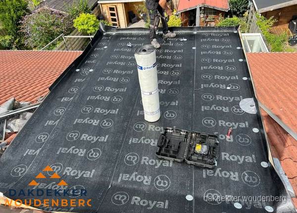 Dakrenovatie met Royal onderdak op plat dak in Woudenberg Dakrenovatie met Royal onderdak op plat dak in Woudenberg