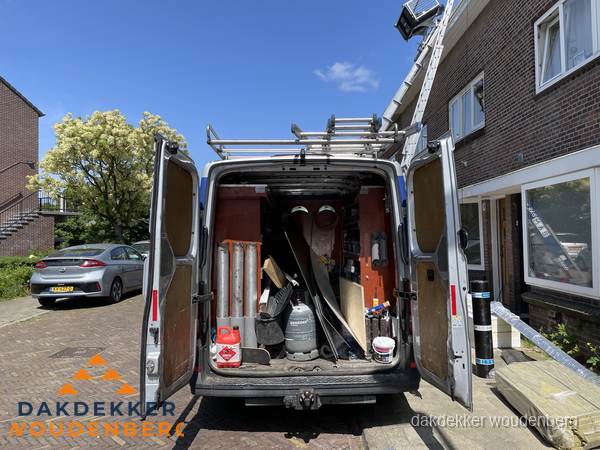 Spoed dakdekker bus met gereedschap en ladder bij woning in Woudenberg Spoed dakdekker bus met gereedschap en ladder bij woning in Woudenberg