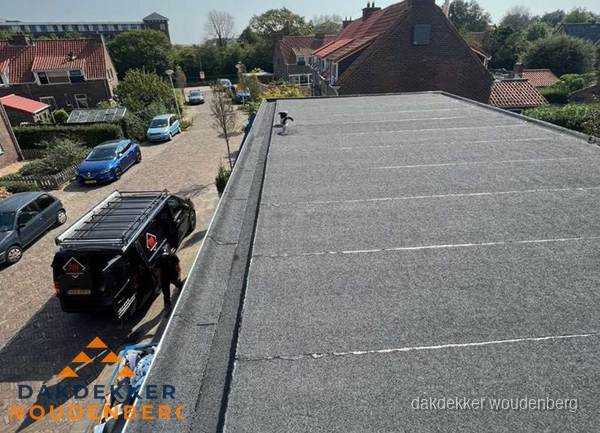 Nieuw bitumen plat dak met uitzicht over woonwijk in Woudenberg