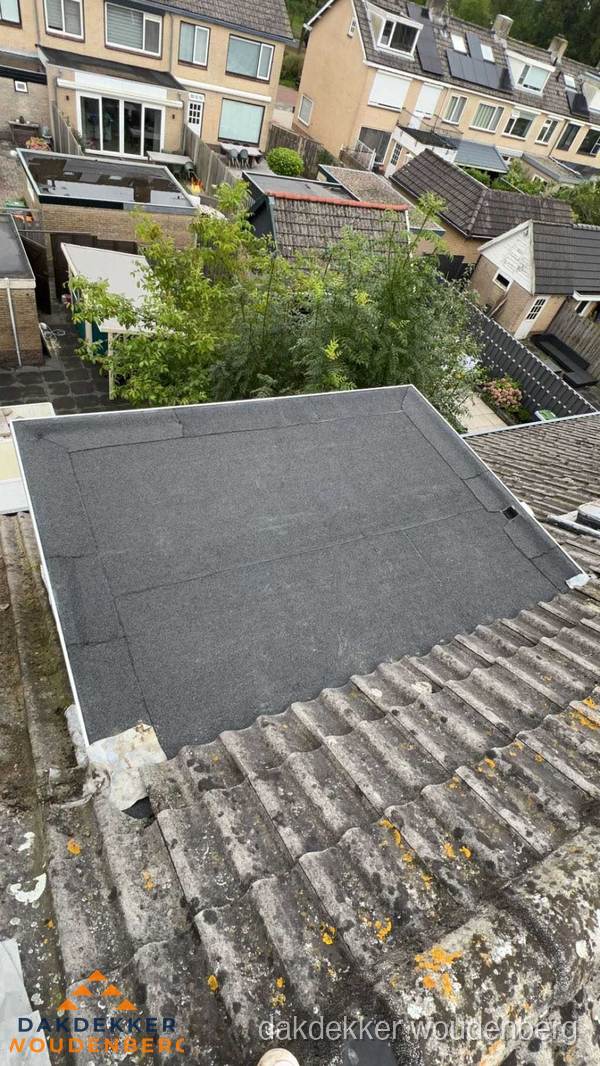 Plat dak aanbouw met bitumen dakbedekking in woonwijk Woudenberg Plat dak aanbouw met bitumen dakbedekking in woonwijk Woudenberg