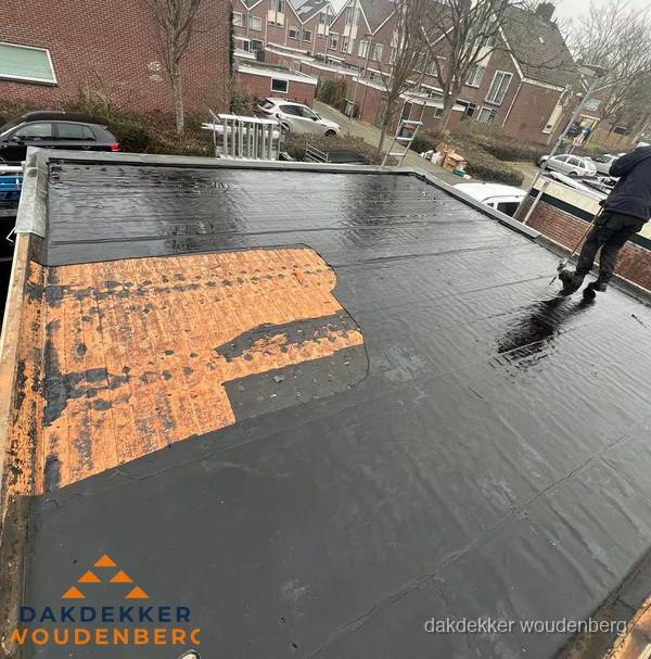 Dakdekker brengt EPDM dakbedekking aan op plat dak in Woudenberg Dakdekker brengt EPDM dakbedekking aan op plat dak in Woudenberg