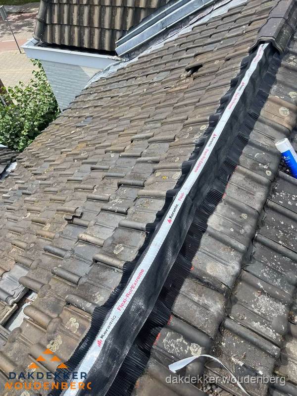Nokvorst renovatie met Koramic nokrol op schuin pannendak in Woudenberg Nokvorst renovatie met Koramic nokrol op schuin pannendak in Woudenberg