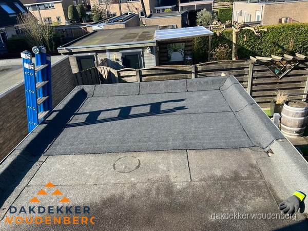Dakdekker bij bitumen plat dak renovatie in Woudenberg Dakdekker bij bitumen plat dak renovatie in Woudenberg