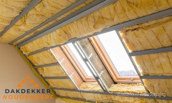 Schuin dak isoleren met glaswol bij dakraam in Woudenberg Schuin dak isoleren met glaswol bij dakraam in Woudenberg