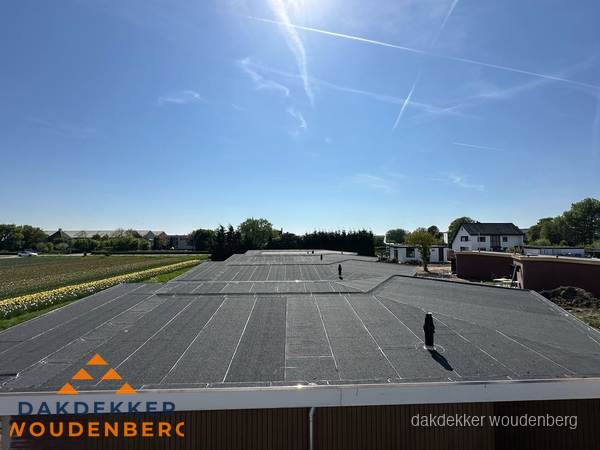 Groot plat dak met bitumen dakbedekking op bedrijfspand in Woudenberg