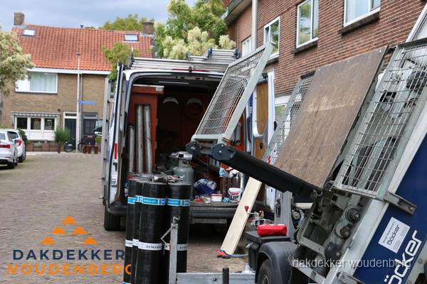 Dakdekkersbusje met materiaal en ladderlift voor dakpannen vervangen in Woudenberg Dakdekkersbusje met materiaal en ladderlift voor dakpannen vervangen in Woudenberg