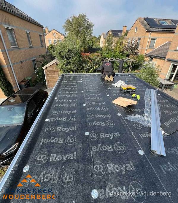 Dakdekker aan het werk op plat dak renovatie in Woudenberg