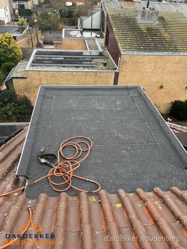 Reparatie aansluiting plat dak en schuin dak in Woudenberg Reparatie aansluiting plat dak en schuin dak in Woudenberg