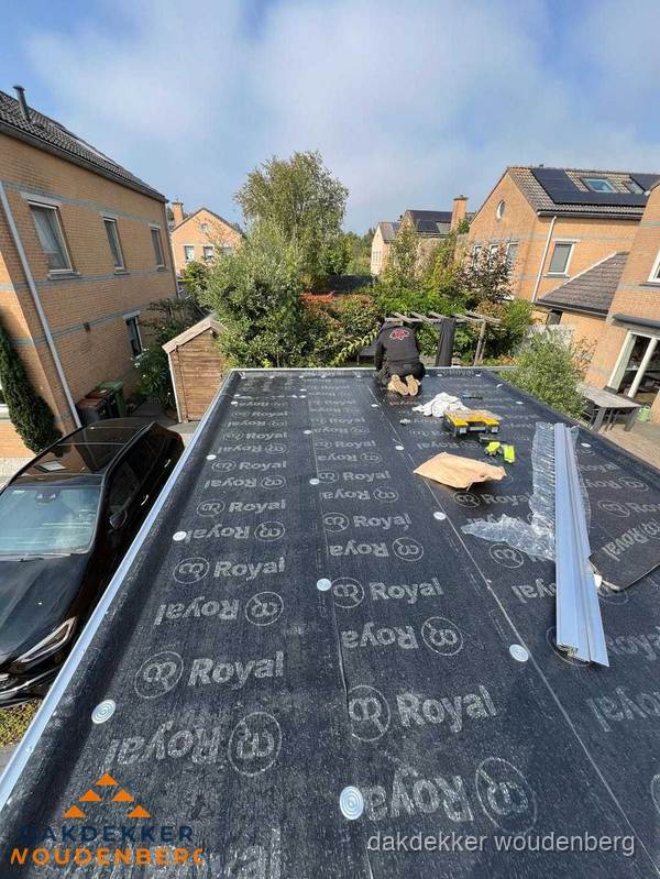 Nieuwe Royal bitumen dakbedekking op plat dak van aanbouw in Woudenberg