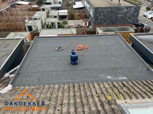 Plat dak met nieuwe bitumen dakbedekking en brandgereedschap in Woudenberg Plat dak met nieuwe bitumen dakbedekking en brandgereedschap in Woudenberg