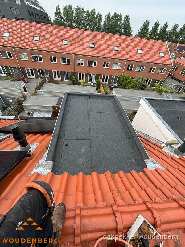 Bitumen dak reparatie op plat dak tussen dakpannen in Woudenberg Bitumen dak reparatie op plat dak tussen dakpannen in Woudenberg