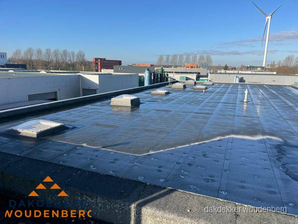 Plat dak bedrijfspand met bitumen dakbedekking en lichtkoepels in Woudenberg Plat dak bedrijfspand met bitumen dakbedekking en lichtkoepels in Woudenberg