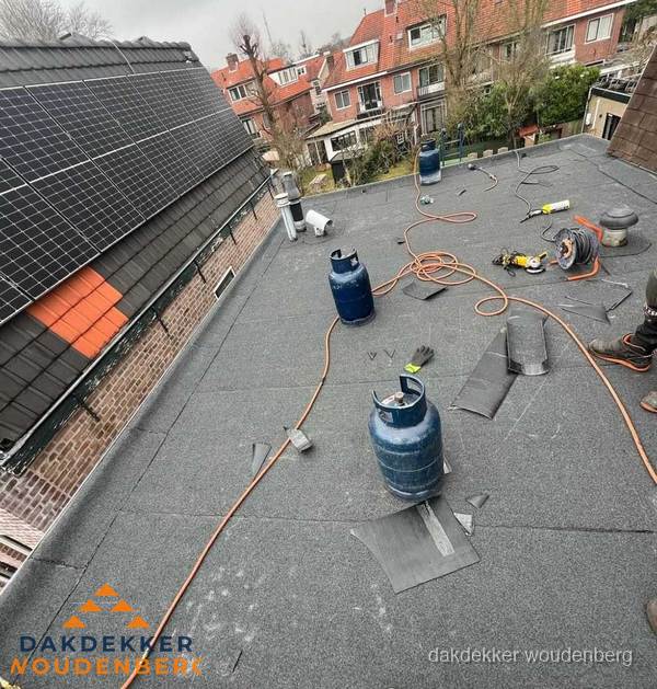 Daklekkage repareren met brandgereedschap op plat dak in Woudenberg Daklekkage repareren met brandgereedschap op plat dak in Woudenberg