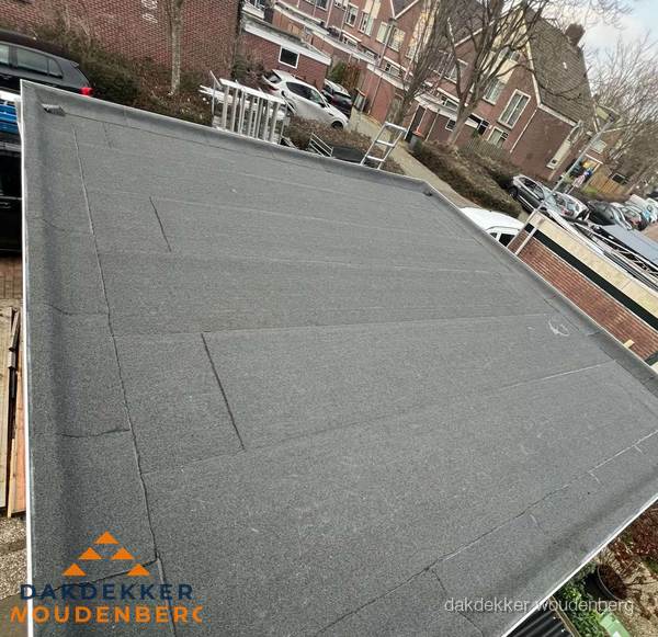 Nieuwe bitumen dakbedekking op plat dak van garage in Woudenberg Nieuwe bitumen dakbedekking op plat dak van garage in Woudenberg