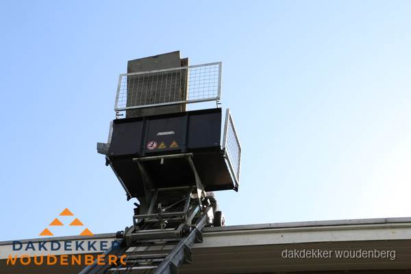 Dakdekkerslift voor materiaal transport bij dakwerkzaamheden in Woudenberg Dakdekkerslift voor materiaal transport bij dakwerkzaamheden in Woudenberg