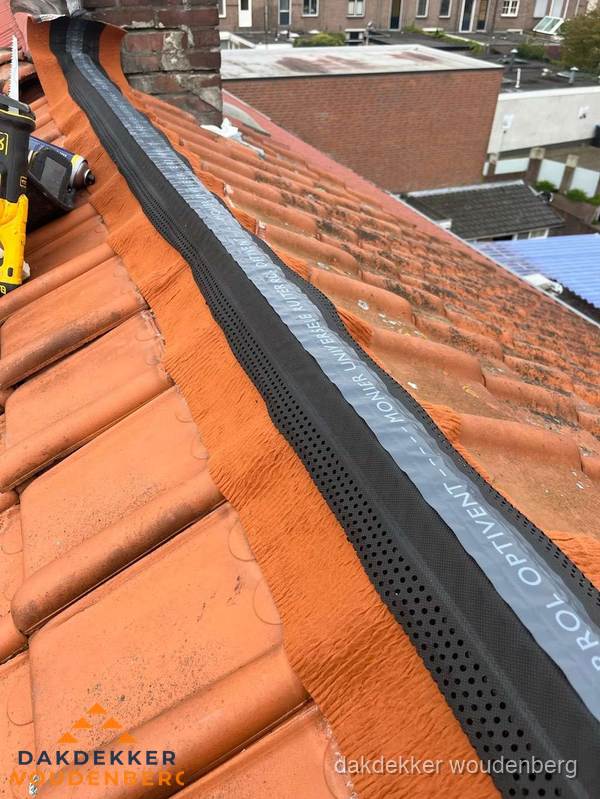 Nokventilatie installeren op hellend pannendak in Woudenberg Nokventilatie installeren op hellend pannendak in Woudenberg