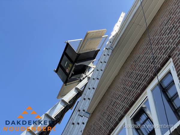 Dakgoot vervangen met dakdekkerslift in Woudenberg Dakgoot vervangen met dakdekkerslift in Woudenberg
