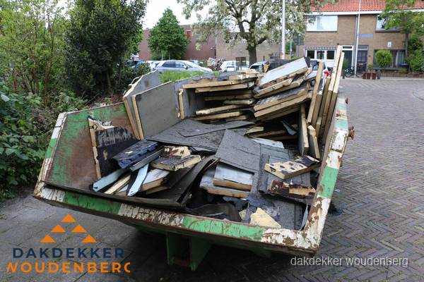 Puincontainer met oud dakmateriaal na dakrenovatie in Woudenberg Puincontainer met oud dakmateriaal na dakrenovatie in Woudenberg