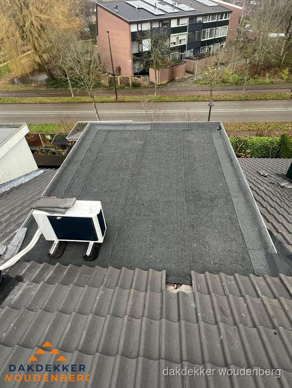 Plat dak inspectie met bitumen bedekking naast schuin pannendak in Woudenberg Plat dak inspectie met bitumen bedekking naast schuin pannendak in Woudenberg