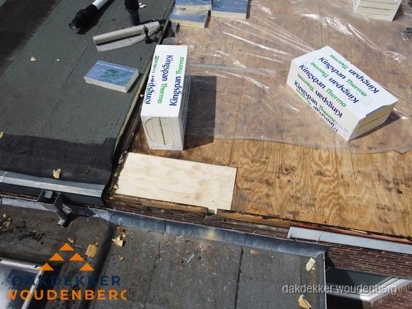 Plat dak isolatie met Kingspan isolatieplaten tijdens renovatie in Woudenberg Plat dak isolatie met Kingspan isolatieplaten tijdens renovatie in Woudenberg